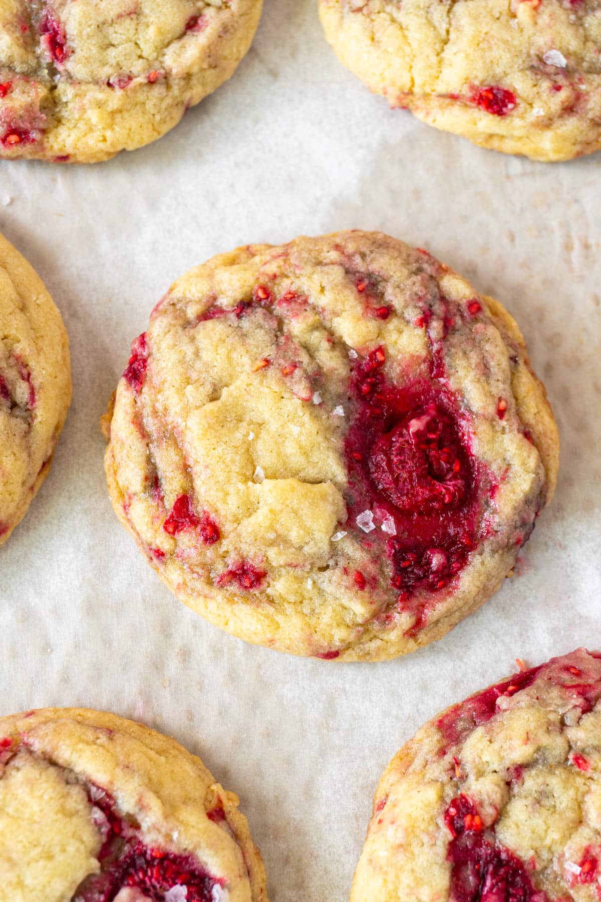 A vanilla raspberry cookies surrounded by 5 around it