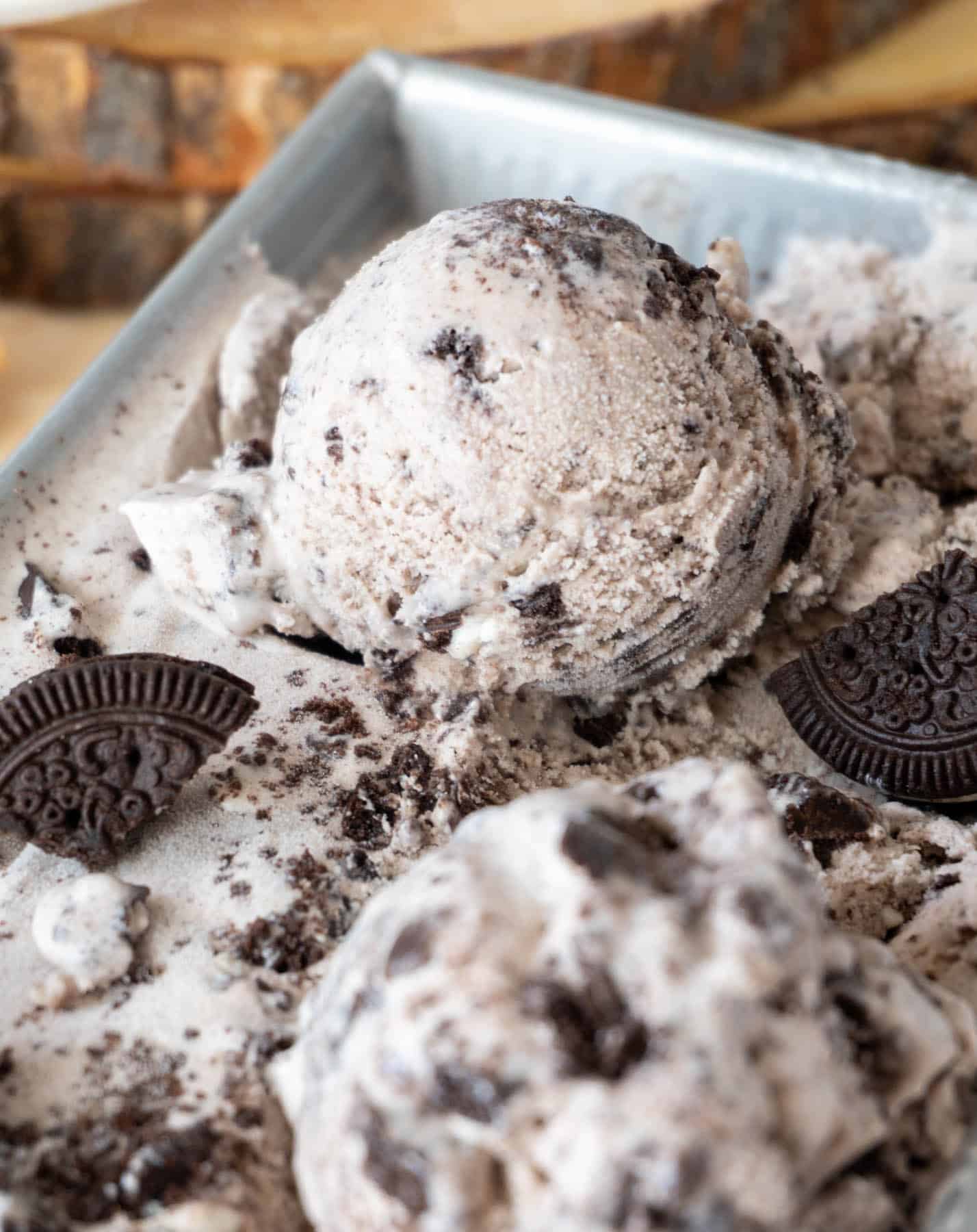 a scoop of oreo ice cream 