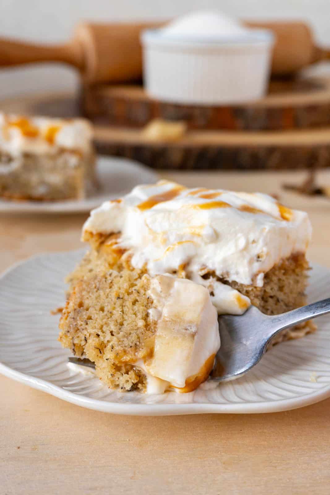 banoffee cake slice in a white plate