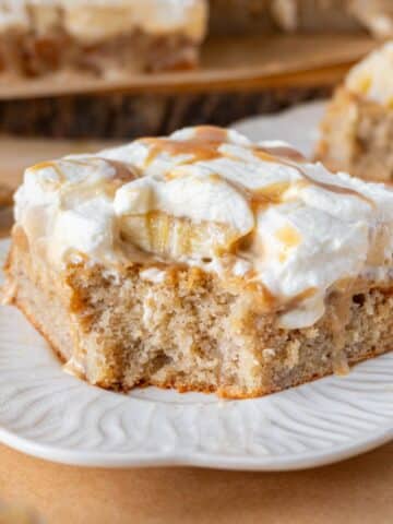 banoffee cake slice in a white plate