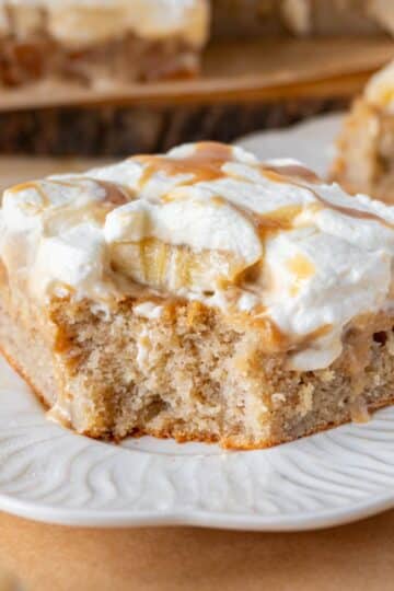 banoffee cake slice in a white plate